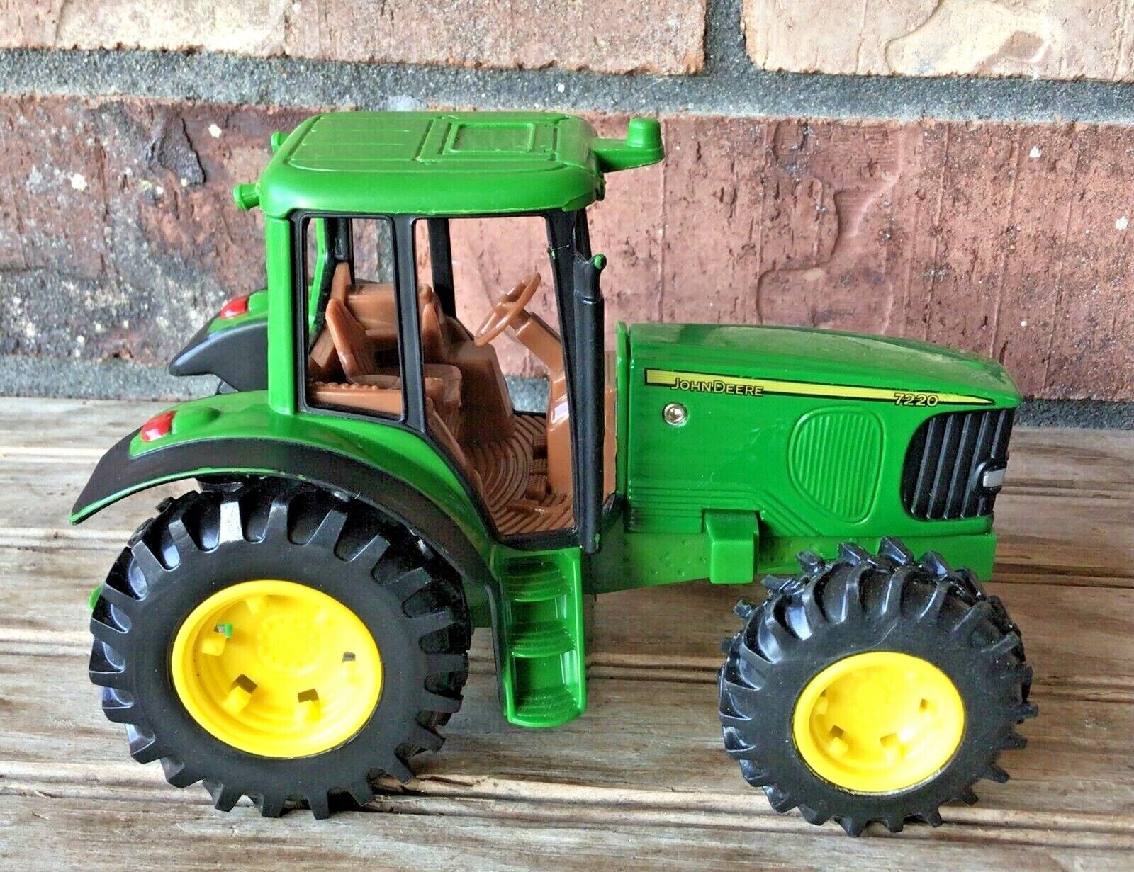 John Deere Licensed Product Tractor Toy 7220 Die Cast & Plastic 6" Green Yellow